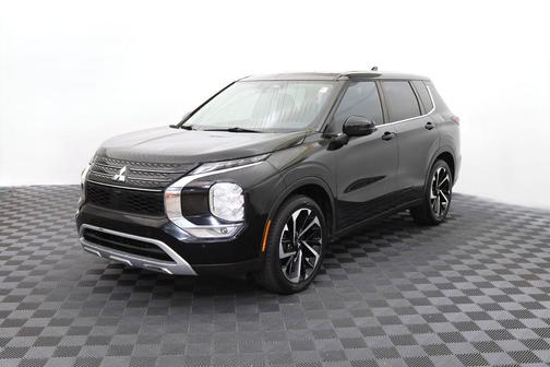 Black 2022 Mitsubishi Outlander SE