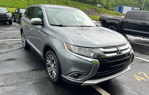 Cool Silver Metallic 2016 Mitsubishi Outlander SE