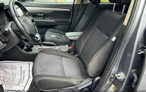 Cool Silver Metallic 2016 Mitsubishi Outlander SE