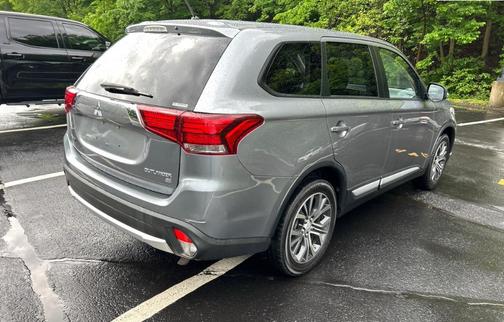 Cool Silver Metallic 2016 Mitsubishi Outlander SE