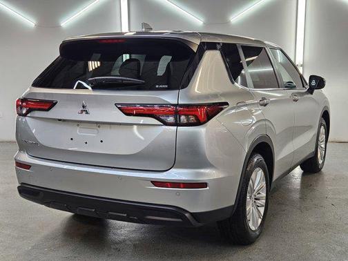 2022 Mitsubishi Outlander ES
