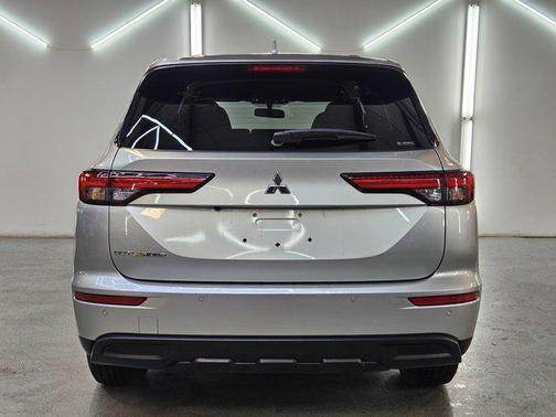 2022 Mitsubishi Outlander ES