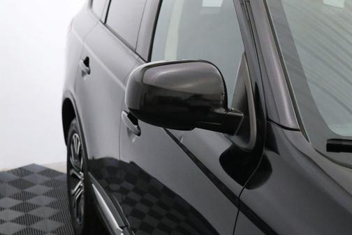 Labrador Black Metallic 2018 Mitsubishi Outlander ES