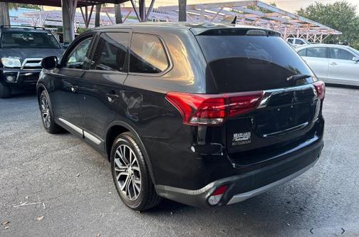 Labrador Black Metallic 2018 Mitsubishi Outlander ES