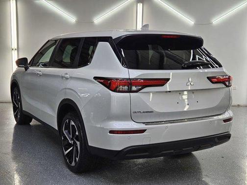 2022 Mitsubishi Outlander ES