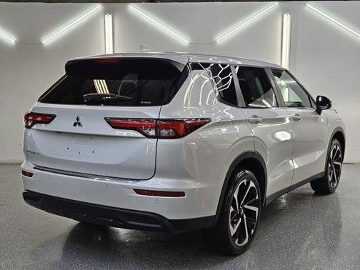 2022 Mitsubishi Outlander ES