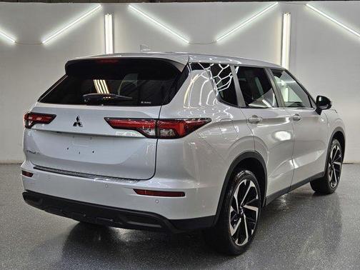 2022 Mitsubishi Outlander ES