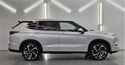 2022 Mitsubishi Outlander ES