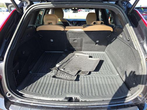 2023 Volvo XC60 Recharge Plug-In Hybrid T8 Ultimate Dark Theme