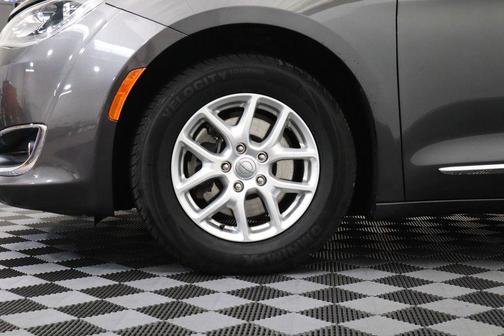Granite Crystal Metallic Clearcoat 2020 Chrysler Pacifica Touring L