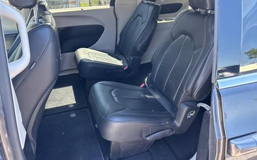 Granite Crystal Metallic Clearcoat 2020 Chrysler Pacifica Touring L