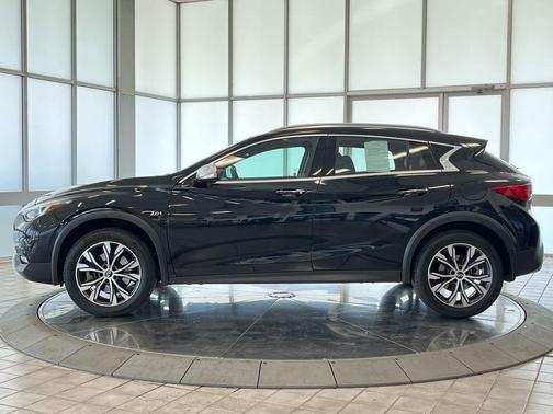 2017 INFINITI QX30 Premium