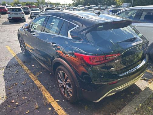 2017 INFINITI QX30 Premium