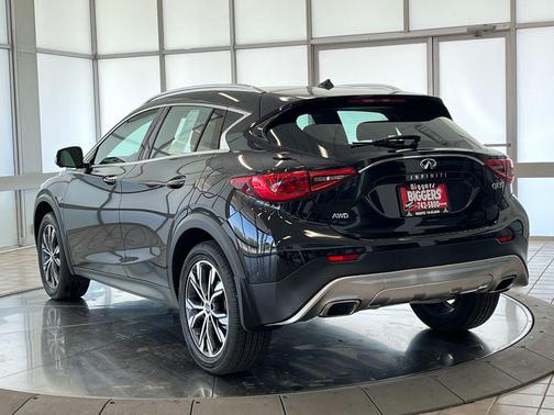 2017 INFINITI QX30 Premium