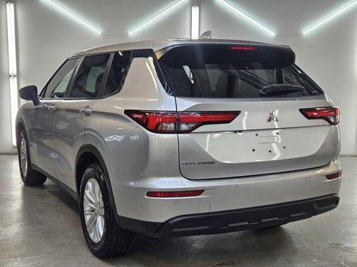 2022 Mitsubishi Outlander ES