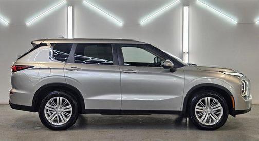 2022 Mitsubishi Outlander ES