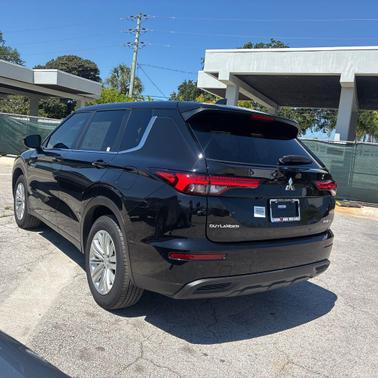 Labrador Black Pearl 2025 Mitsubishi Outlander ES S-AWC