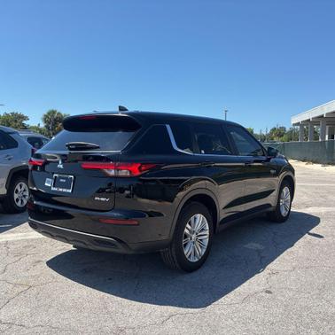 Labrador Black Pearl 2025 Mitsubishi Outlander ES S-AWC