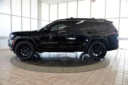 Diamond Black Crystal Pearlcoat 2024 Jeep Grand Cherokee L Laredo