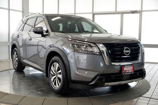 Gun Metallic 2023 Nissan Pathfinder SL 4WD