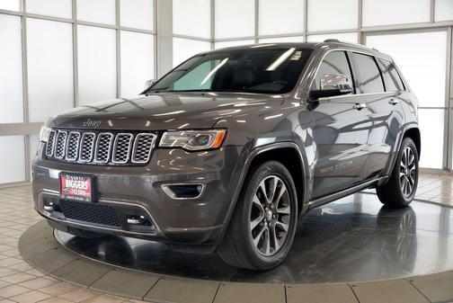Granite Crystal Metallic Clearcoat 2017 Jeep Grand Cherokee Overland