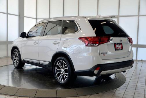 Diamond White Pearl 2017 Mitsubishi Outlander GT