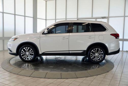 Diamond White Pearl 2017 Mitsubishi Outlander GT