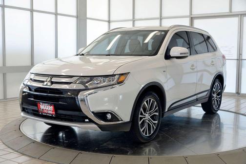 Diamond White Pearl 2017 Mitsubishi Outlander GT