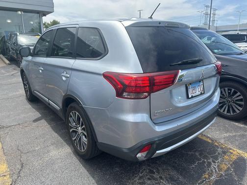 Cool Silver Metallic 2016 Mitsubishi Outlander SE