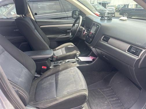 Cool Silver Metallic 2016 Mitsubishi Outlander SE