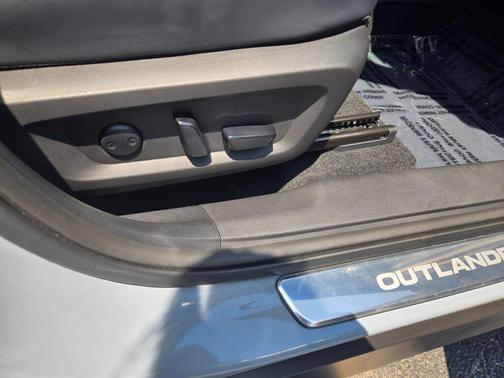 Moonstone Gray Metallic 2026 Mitsubishi Outlander SE S-AWC