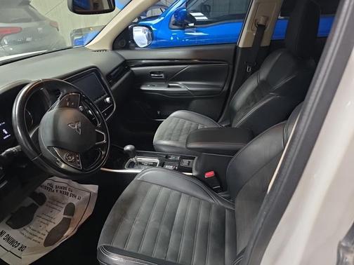 Pearl White 2020 Mitsubishi Outlander SE