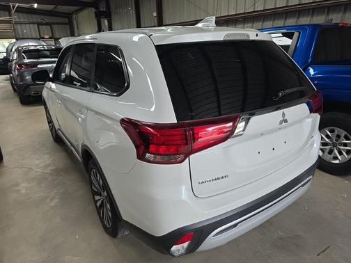 Pearl White 2020 Mitsubishi Outlander SE