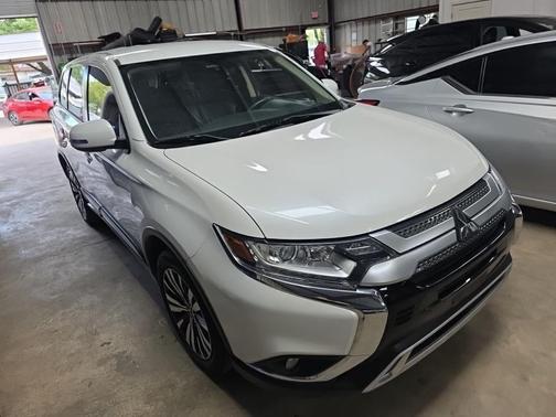 Pearl White 2020 Mitsubishi Outlander SE