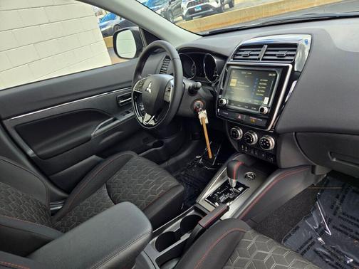Labrador Black Pearl 2026 Mitsubishi Outlander Sport 2.0 LE