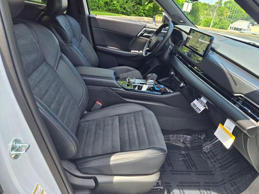 White Diamond 2026 Mitsubishi Outlander Sport 2.0 LE