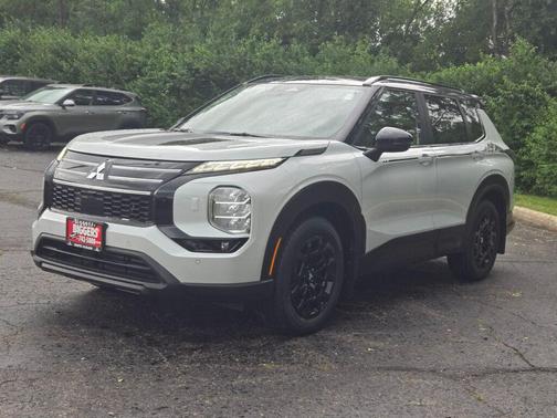 White Diamond With Black Roof 2026 Mitsubishi Outlander Trail Edition S-AWC