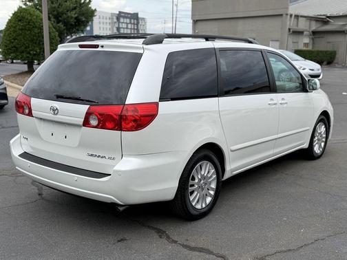 Blizzard Pearl 2010 Toyota Sienna XLE