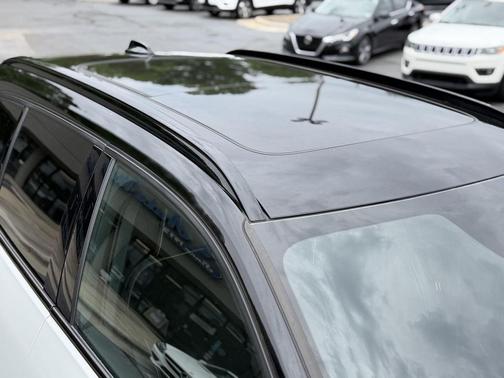 Crystal White Metallic 2021 Volvo XC40 T5 R-Design