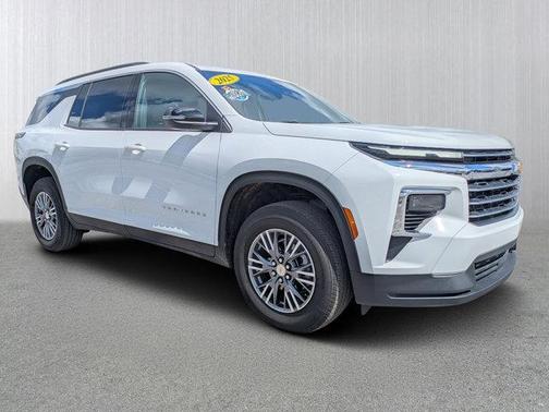 Summit White 2025 Chevrolet Traverse LT