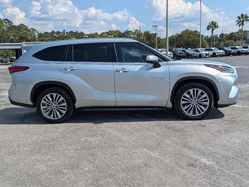 2023 Toyota Highlander Hybrid Platinum