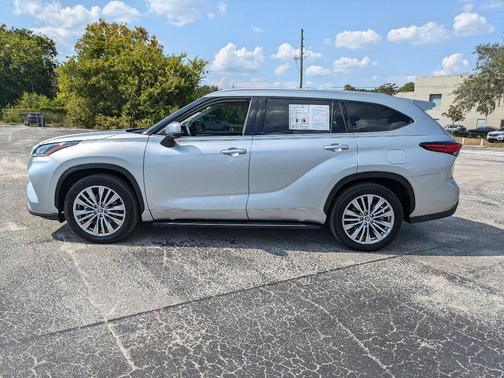 2023 Toyota Highlander Hybrid Platinum