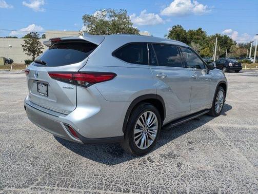 2023 Toyota Highlander Hybrid Platinum