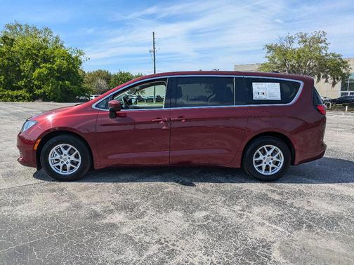 2022 Chrysler Voyager LX