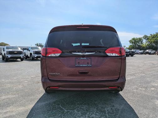 2022 Chrysler Voyager LX