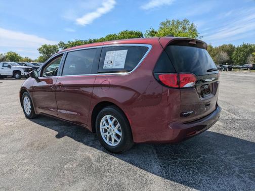 2022 Chrysler Voyager LX