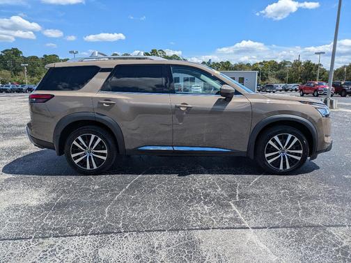 2023 Nissan Pathfinder Platinum