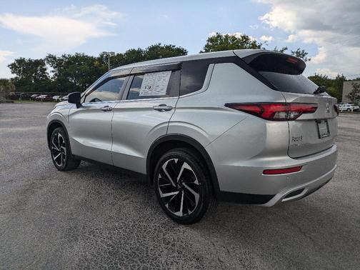 2022 Mitsubishi Outlander SE