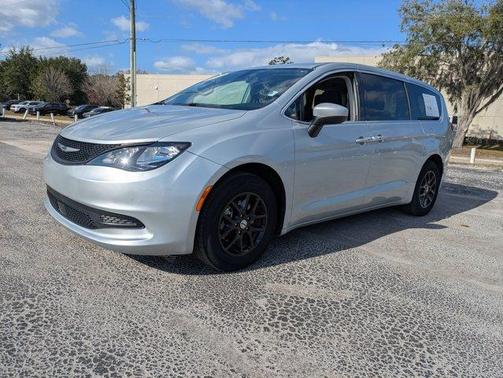 2022 Chrysler Voyager LX