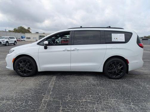 Bright White Clearcoat 2023 Chrysler Pacifica Touring-L